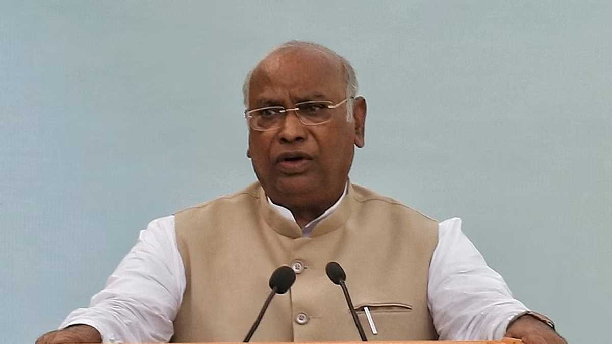 मल्लिकार्जुन खड़गे ने मोदी सरकार पर अडानी को बचाने का आरोप लगाया